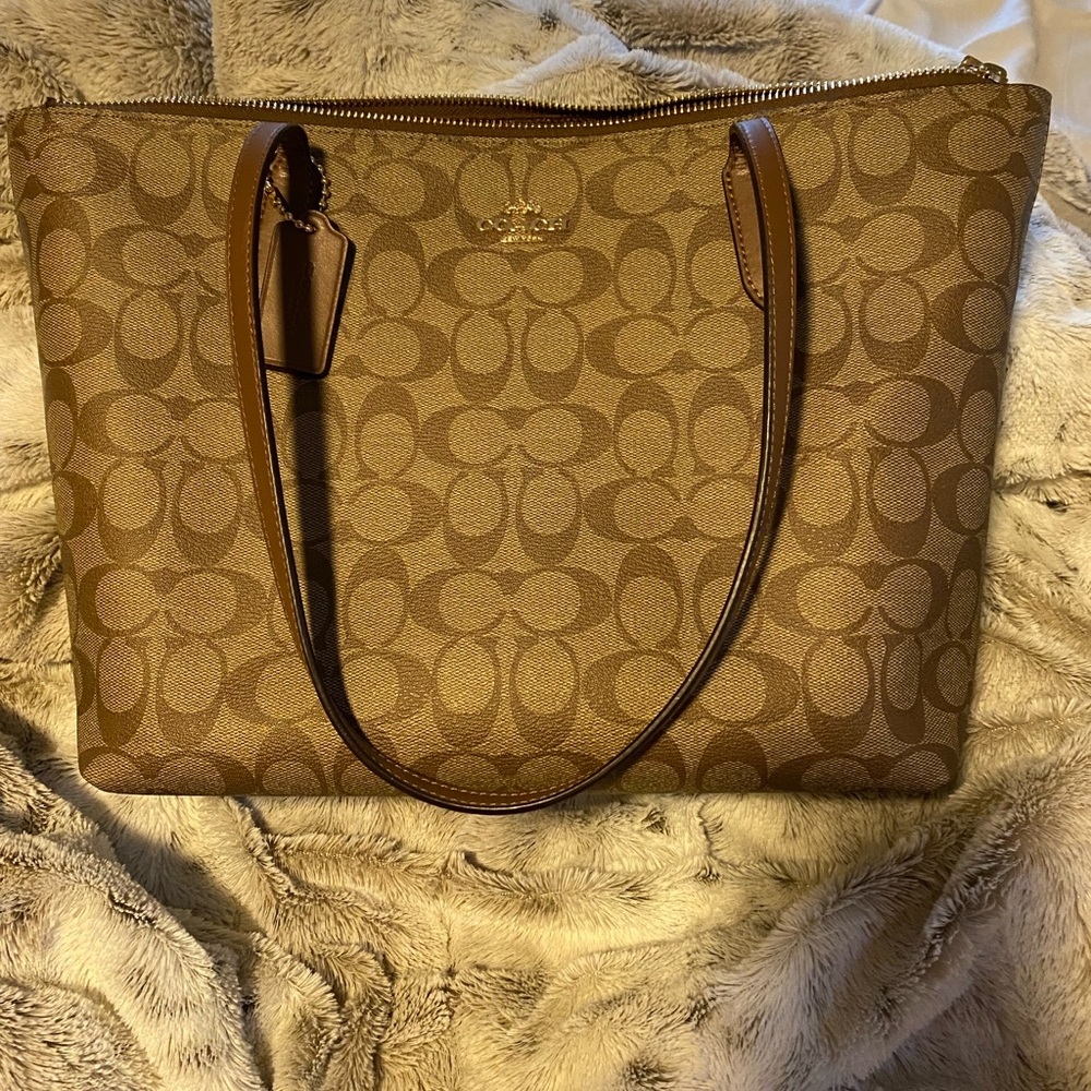 Coach City Tote with zipper